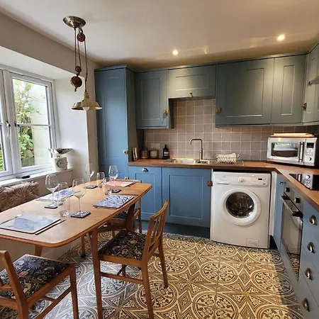 Cosy Terraced Cornish Near The Sea